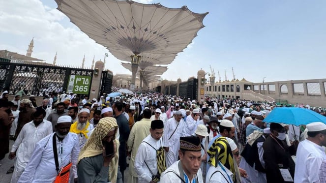 Iglesia Nabawi mezclada con otros devotos en Medina, candidatos para peregrinos indonesios