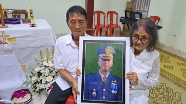 Kedua orangtua Kolonel Antonius Hermawan, Johanes Sugiarto dan Bernadeta Rusminiwati di rumah duka