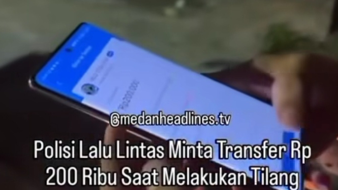 Seorang polisi lalu lintas meminta uang denda tilang Rp200 ribu ke warga lewat aplikasi Dana.(tangkap layar)