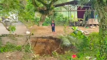 (Istimewa) Tampak Jalan Nasional Samarinda Balikpapan terputus, setelah diterjang banjir sejak Senin