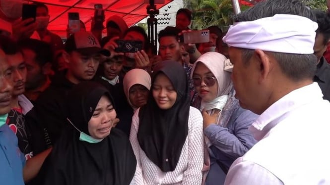 682407d59afd4-gubernur-jawa-barat-dedi-mulyadi-bersama-anak-korban-ledakan-amunisi-di-garut_665_374 682407d59afd4-gubernur-jawa-barat-dedi-mulyadi-bersama-anak-korban-ledakan-amunisi-di-garut_665_374