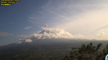 Gunung Semeru erupsi setinggi 1.000 meter di atas puncak pada Rabu pagi ini