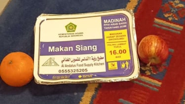 Menu makan siang yang diterima jemaah haji di Hotel Dar Alhijra Intercontinental, Madinah 