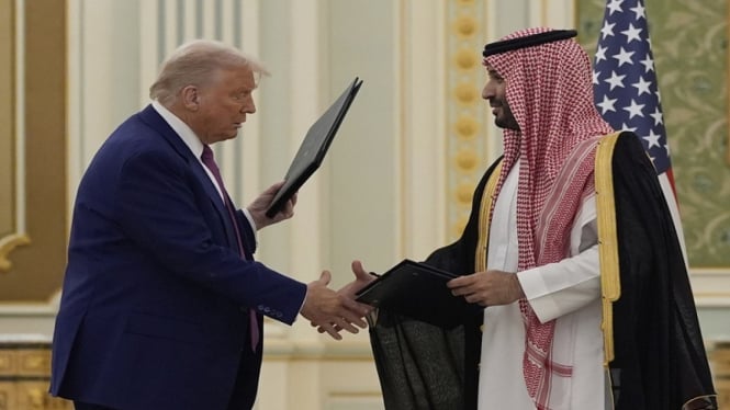 68245da651ce6-presiden-as-donald-trump-bersama-pangeran-mohammed-bin-salman-mbs-di-riyadh_665_374 68245da651ce6-presiden-as-donald-trump-bersama-pangeran-mohammed-bin-salman-mbs-di-riyadh_665_374