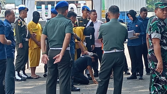 68247c5f26e85-rekonstruksi-dua-oknum-prajurit-tni-aniaya-warga-sipil-hingga-tewas-kepala-korban-dipukul-pakai-botol_665_374