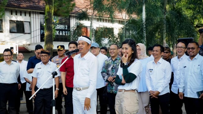 682499e70794b-gubernur-jawa-barat-dedi-mulyadi-bersama-menkomdigi-di-sman-2-purwakarta_665_374