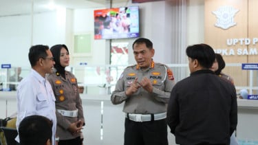 Dirlantas Polda Aceh Kombes Pol M Iqbal Alqudusy (tengah)