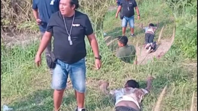 Los delincuentes de la motocicleta que mostraron la pistola golpeó a la víctima