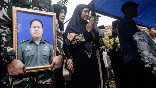68251cfb7cdf5-prosesi-pemakaman-prajurit-tni-korban-ledakan-amunisi-di-garut-jabar_665_374