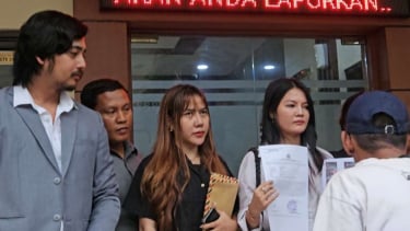 Pengacara Reno Wandika (kiri)
