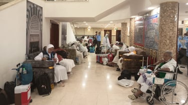 Jemaah haji Indonesia terkait kartu nusuk dibantu di Kantor Daker Madinah sebelum berangkat ke Mekah