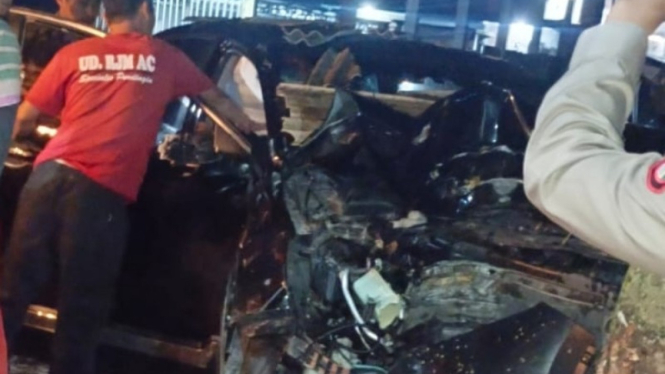 Mobil Wakil Ketua DPRD Lombok Tengah ringsek usai menabrak pohon (Satria)