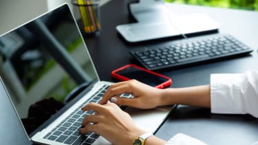 Ilustrasi main laptop
