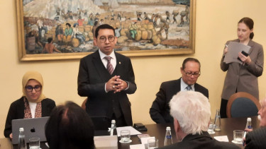 Menteri Kebudayaan Fadli Zon mengadakan diskusi bersama para Indonesianis—akademisi, senator, peneliti, dan pecinta budaya Indonesia asal Rusia—di Wisma Indonesia, Moskow, pada Rabu, 14 Mei 2025. (Doc: Kementerian Budaya)
