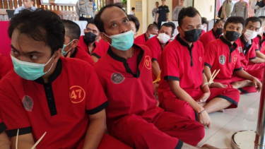 Eks anggota Polri berstatus tersangka berinisial MS (kedua kiri)