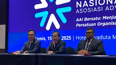 Ketua Umum AAI Arman Hanis ditemani jajarannya saat konferensi pers Munaslub di Menteng, Jakarta Pusat pada Kamis 15 Mei 2025