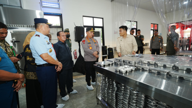 Kapolri Jenderal Polisi Listyo Sigit Prabowo mengunjungi SPPG Polda Sulsel untuk dukung MBG.