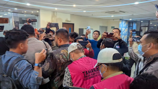 Foto tersangka saat digelandang ke mobil tahanan kejari kota bekasi / dani