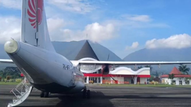 Pesawat Wings Air sedang parkir di Bandara Frans Sales Lega Ruteng