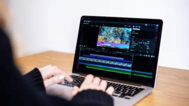 Ilustrasi edit video di laptop