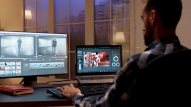 Ilustrasi edit video di laptop