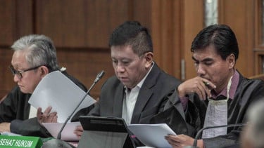 Sekjen PDIP Hasto Kristiyanto bersama tim penasihat hukum di persidangan. 