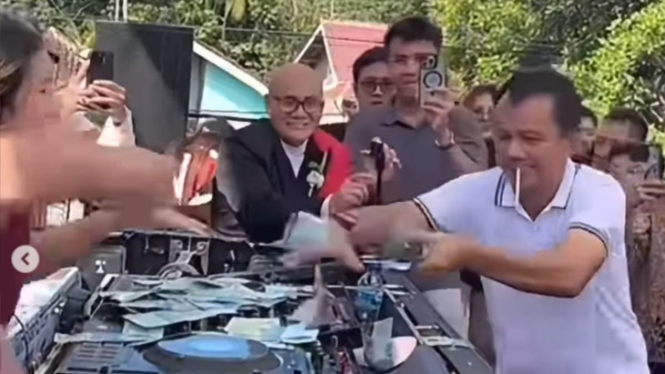 Viral Anggota DPRD Joget dan Nyawer DJ di Acara Khitanan