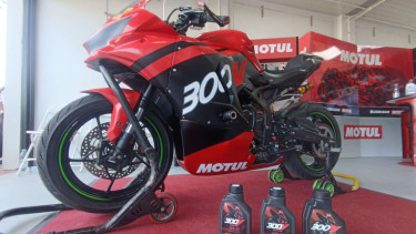Pelumas mesin Motul 300V terbaru