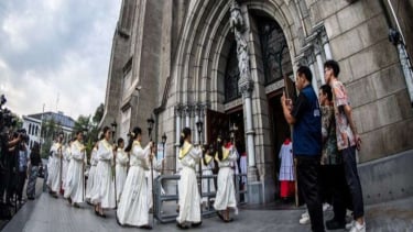 Varias hijas del altar, Leo Zeo, viajaron en la multitud en la ceremonia inaugural del Papa.