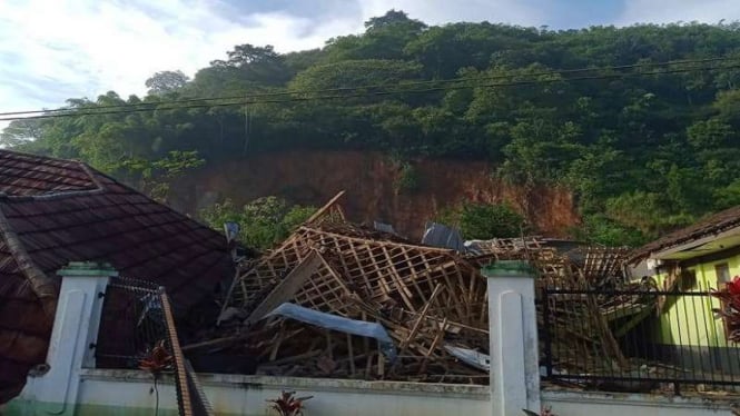 6 Rumah di Nagreg Rusak Parah Tertimpa Longsor, 3 Warga Luka-luka
