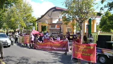 Demo aliansi masyarakat NTB peduli