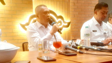 Menteri Perhubungan, Dudy Purwagandhi, saat menggelar diskusi dengan Media dan Aplikator di kawasan Abdul Muis, Jakarta Pusat, Senin, 19 Mei 2025