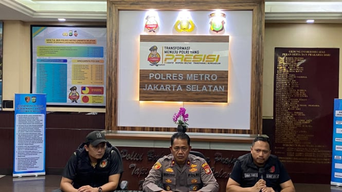 Kanit Resmob Satreskrim Polres Metro Jakarta Selatan AKP Bima Sakti bersama Kasie Humas Polres Metro Jaksel Kompol Murodih di Lobby Polres Metro Jaksel