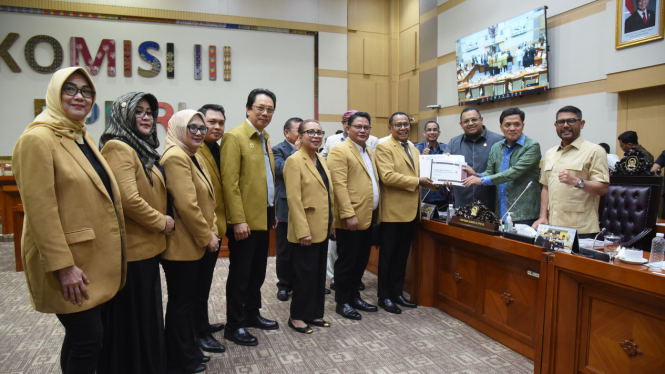 Ikatan Advokat Indonesia (Ikadin) Bahas RUU KUHAP dengan Komisi III DPR RI