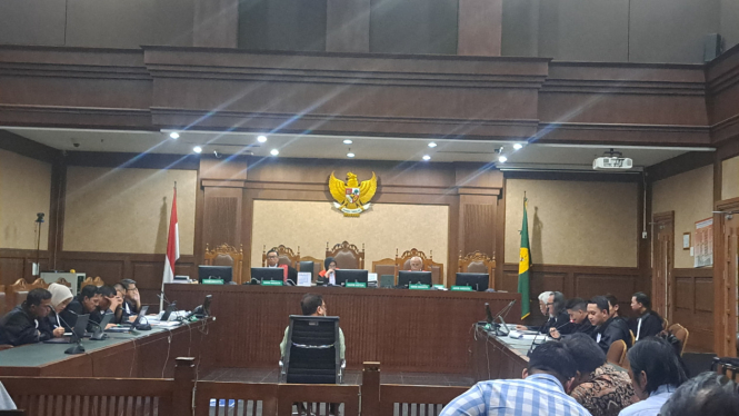 Terdakwa Zarof Ricar saat menjalani persidangan 
