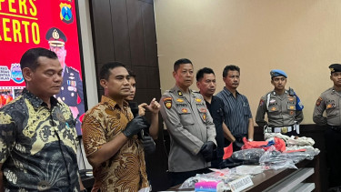 La policía ha publicado el caso de robo de viudas de la esposa de la víctima en la estación de policía regional de Mozokerto. (Foto: M Lootfi Vermansya/Vira East Java)
