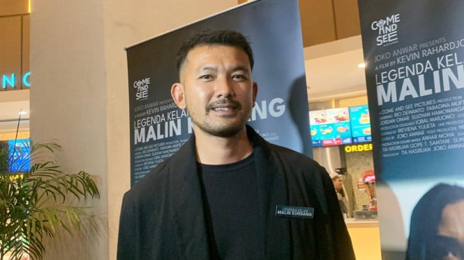 Rio Dewanto Beraksi dengan Kostum Astronot dalam Film Terbarunya