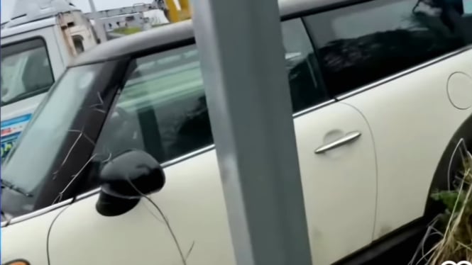 Mini cooper rongsok di Jepang