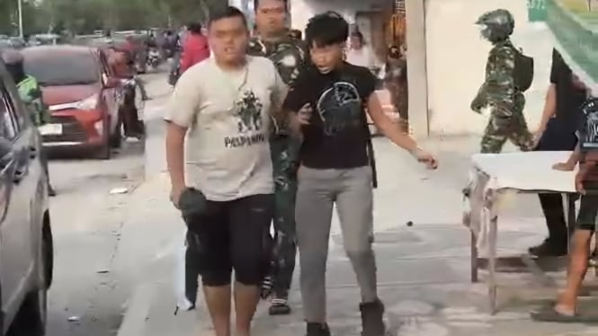 VIVA Militer: Prajurit TNI bersama warga bubarkan konvoi geng motor di Medan