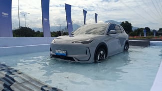Menyiksa Mobil Listrik Geely EX5 Melewati Rintangan Termasuk Genangan Air