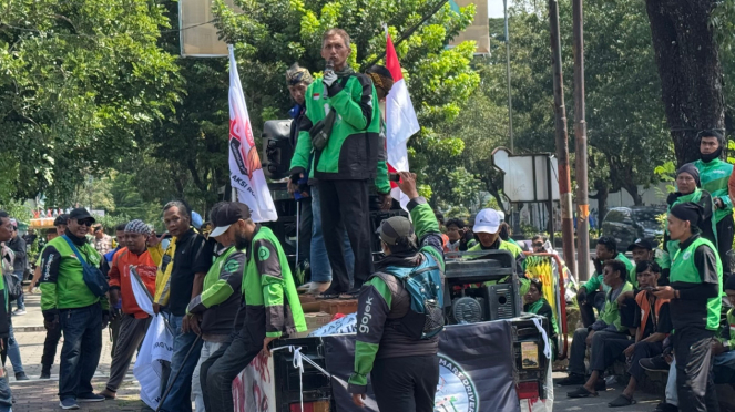 Demostración del conductor ozal en un solo edificio de DPRD