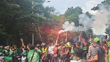 Massa ketiga ojol yang berdemo di Patung Kuda.