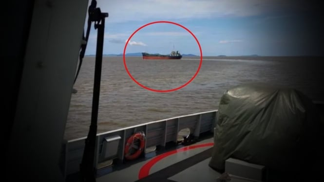 VIVA Militer: KRI Parang usir kapal asing