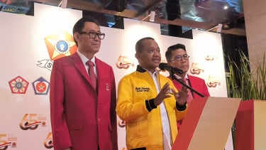 Ketua Umum Partai Golkar, Bahlil Lahadalia (tengah) di acara Munas SOKSI ke-12 di Hotel Bidakara, Jakarta Selatan 