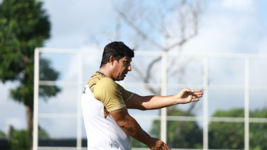 Alfredo Vera Saat Memimpin Latihan Madura United (Sumber: Media Officer Madura United)