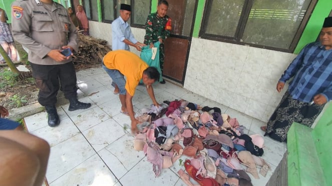 Cientos de sostenes que se encuentran en los edificios de clase escolar que quedan en Bhojonegoro