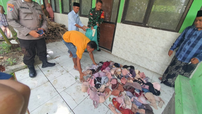 Ratusan bra ditemukan di bangunan kelas sekolah terbengkalai di Bojonegoro
