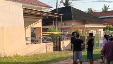 Suasana di sekitar rumah penemuan mayat anggota Polres Muaro Jambi