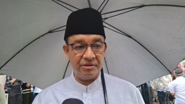 Anies Baswedan saat hadir di pemakaman suami Najwa Shihab di TPU Jeruk Purut, Jakarta Selatan