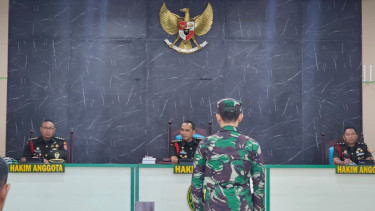 Oknum TNI AL, Kelasi Dua Dede Irawan menghadiri sidang tuntutan kasus pembunuhan sales mobil di Aceh Utara. VIVA/Dani Randi 